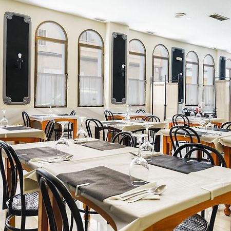 Oyo Hotel Costa Andaluza โมตริล ภายนอก รูปภาพ