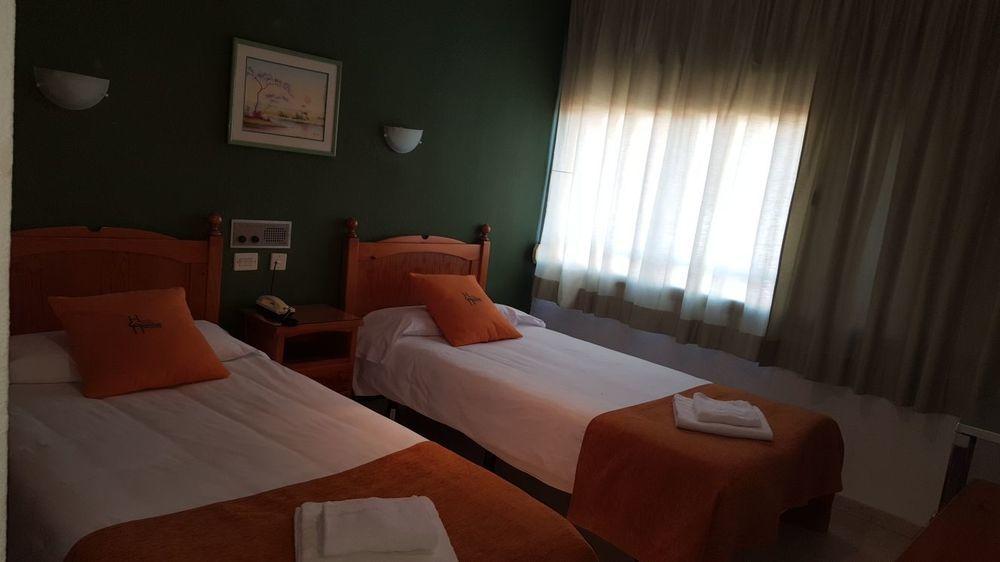 Oyo Hotel Costa Andaluza โมตริล ภายนอก รูปภาพ